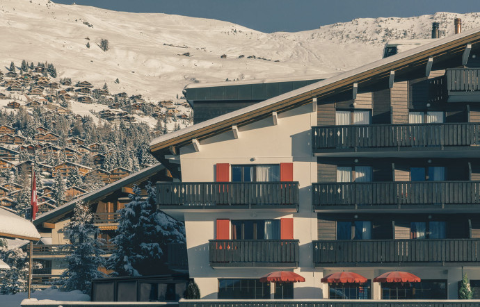 Touche rétro et colorée sur paysage immaculé, la nouvelle création de l’Experimental Group a ouvert ses portes, fin décembre, au coeur de la montagne suisse.