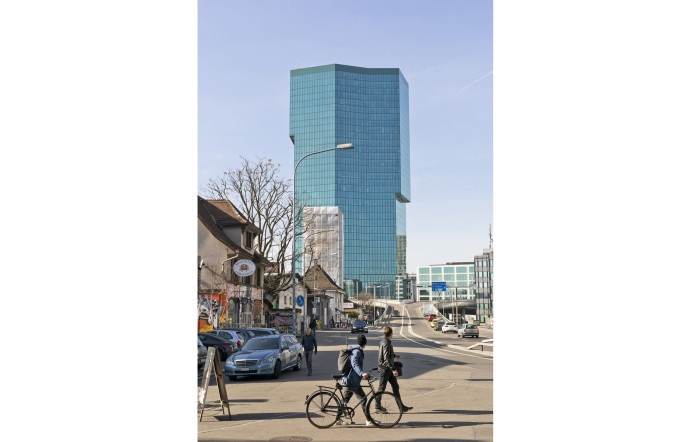 La tour de bureaux de 36 étages Prime Tower, dans le quartier de Zurich-Ouest, domine toute la ville du haut de ses 126 m. Elle a été inaugurée en décembre 2011.