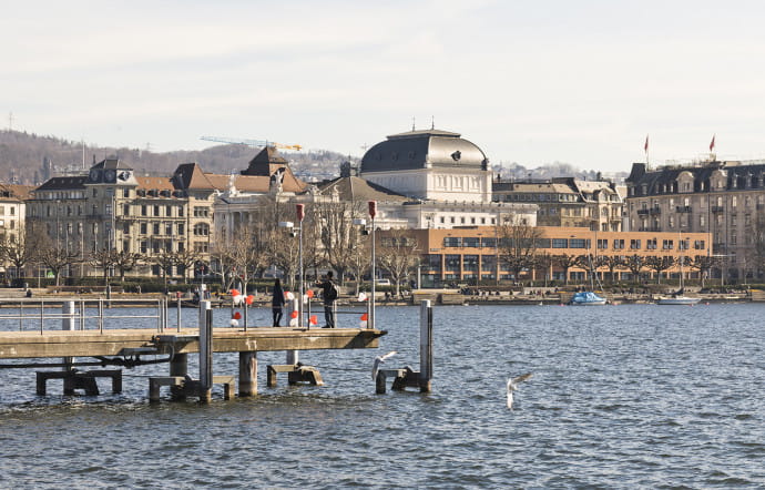Zurich est une ville où il fait bon vivre, grâce à son environnement agréable (les rivières Limmat et Sihl, le lac, la nature toute proche…), à son réseau de tramways desservant tous les quartiers, à ses rues aux trottoirs impeccables, à sa politique de préservation de l’environnement ou encore à l’usage généralisé du vélo…