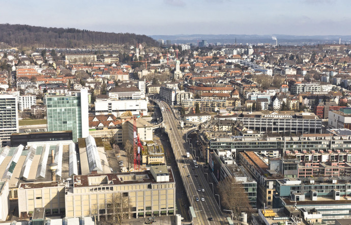 Zurich est une ville où il fait bon vivre, grâce à son environnement agréable (les rivières Limmat et Sihl, le lac, la nature toute proche…), à son réseau de tramways desservant tous les quartiers, à ses rues aux trottoirs impeccables, à sa politique de préservation de l’environnement ou encore à l’usage généralisé du vélo…