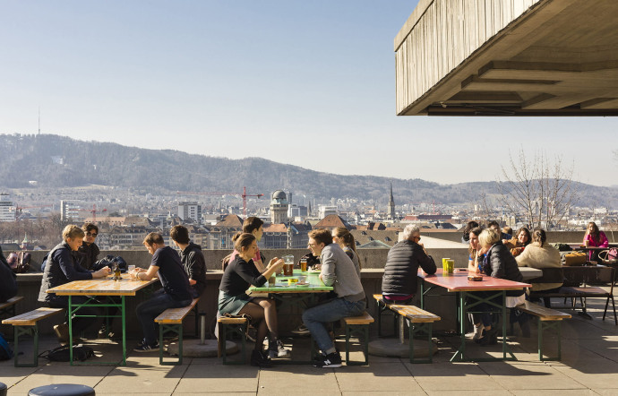 La terrasse panoramique (Polyterrasse), située entre l’Ecole polytechnique et l’université de Zurich, offre une vue imprenable sur la vieille ville.