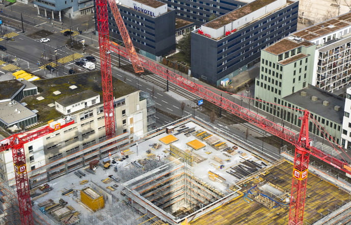 Zurich-Ouest est devenu le nouveau quartier branché. De nombreuses grues émergent du paysage de l’ancienne zone industrielle. S’y côtoient start-up, boutiques de créateurs, restaurants, théâtres, clubs, ainsi qu’hôtels et immeubles d’habitation flambant neufs.