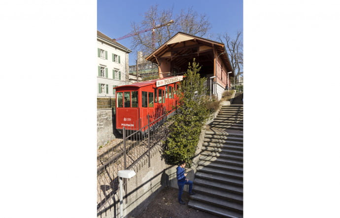 Le funiculaire Polybahn, mis en service en 1889, a été racheté en 1976 par la banque UBS et entièrement rénové en 1996.