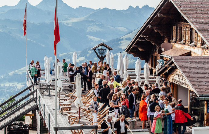 Wasserngrat, restaurant culte en haut des pistes, qui offre une vue exceptionnelle sur les Alpes et qui est fréquenté par toute la jet-set.