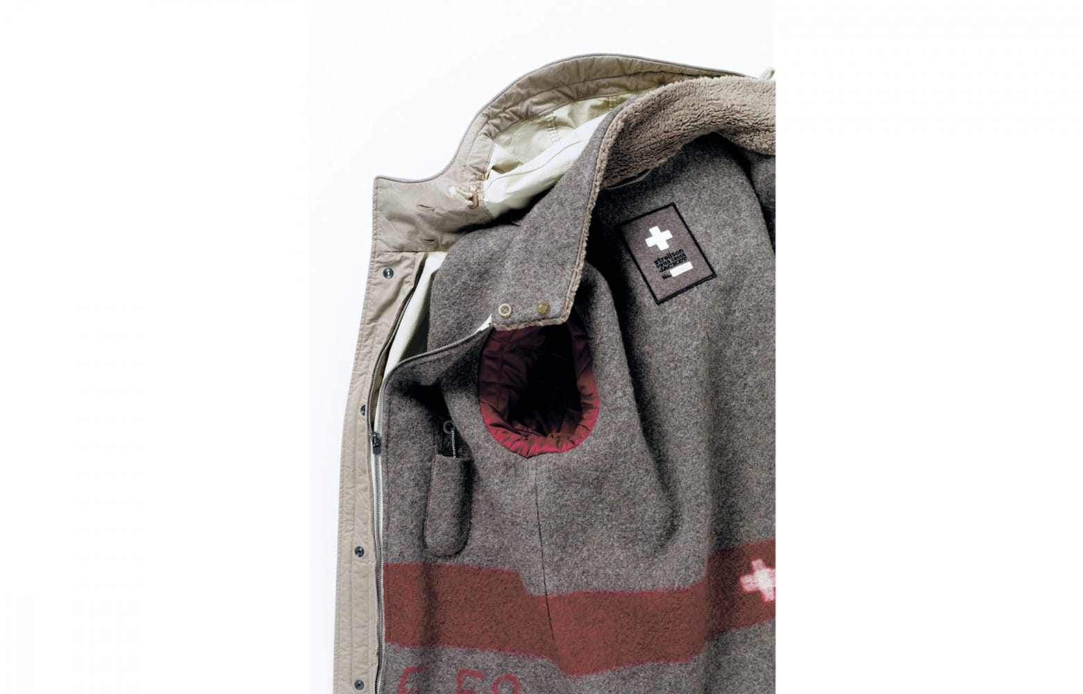 A l’origine, la doublure de la veste est confectionnée avec une véritable couverture de l’armée suisse assortie,...