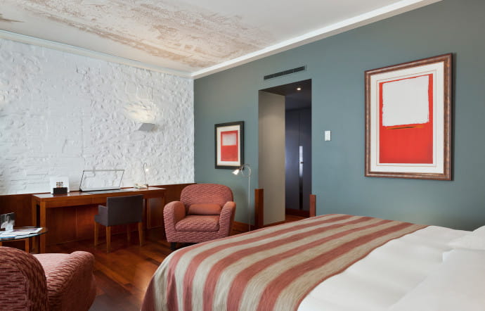 La fondation Sandoz compte d’autres établissements remarquables en Suisse, dont le charmant hôtel Angleterre & Résidence à Lausanne. et le plus contemporain Palafitte.
