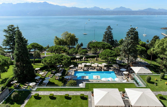 Dès les beaux jours, les clients peuvent profiter de la piscine extérieure et du restaurant du spa estampillé Cinq Mondes.