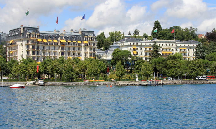 Le Beau-Rivage Palace se love tout entier sur le bord du lac Léman.