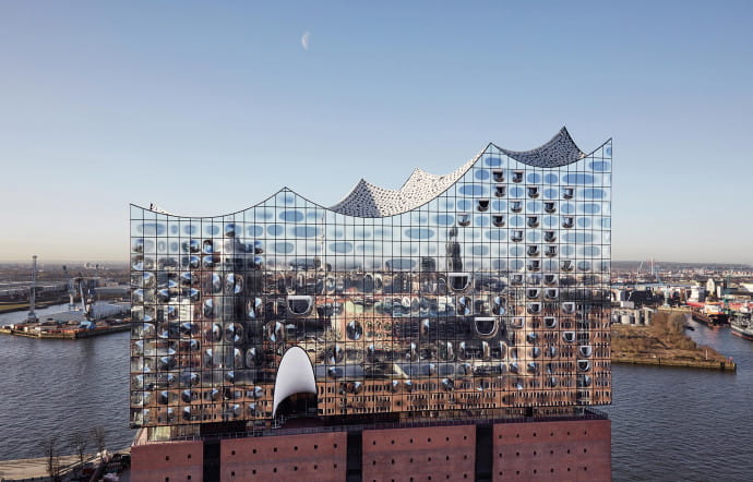 L’Elbphilharmonie, à Hambourg, construite à partir d’un ancien entrepôt en forme de trapèze (2017).