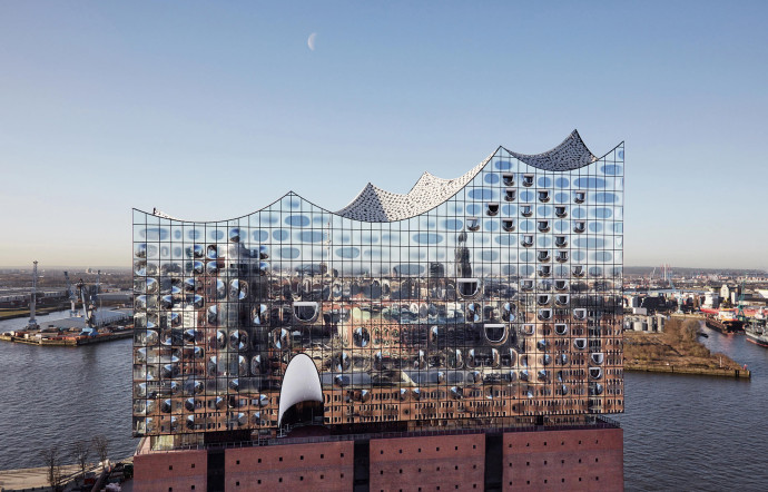 L’Elbphilharmonie, à Hambourg, construite à partir d’un ancien entrepôt en forme de trapèze (2017).
