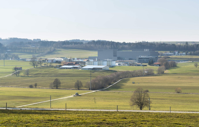 Entourée de prairies, l’usine de Romont, dans le canton de Fribourg, a ouvert en 2015.