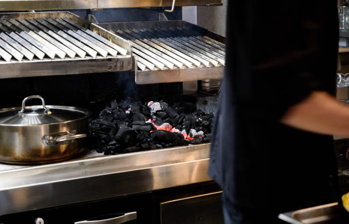 Le four à bois monte à 500°C et est le recordman du monde du temps de cuisson de la côte de boeuf.