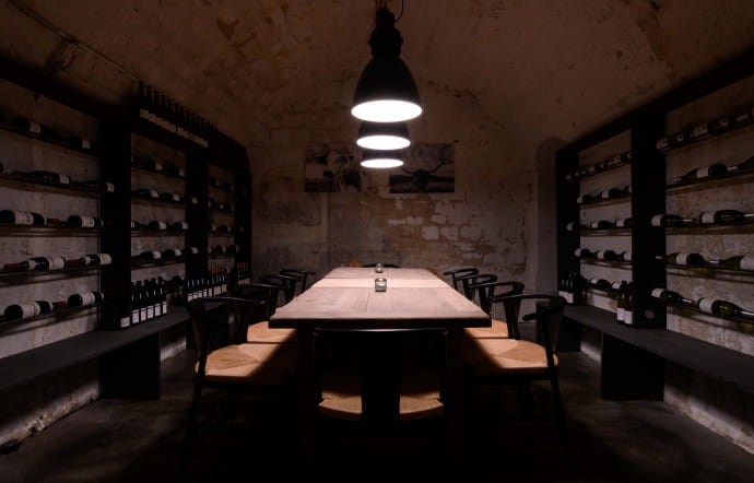 Au sous-sol, le speakeasy se privatise.