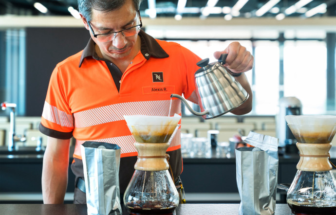 Alexis Rodríguez, expert café à l’usine de Romont, participe à l’élaboration des nouveaux profils aromatiques.