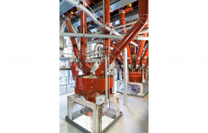 La qualité du café est méticuleusement contrôlée dès le déchargement des sacs à l’usine d’Orbe.