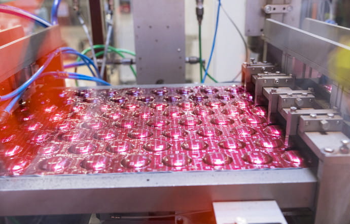 Sur les lignes automatisées de la fabrication des capsules, le bombage est millimétré et l’étanchéité vérifiée dans un bain d’eau. Tout est fait pour préserver les arômes et protéger le café de l’oxygène.