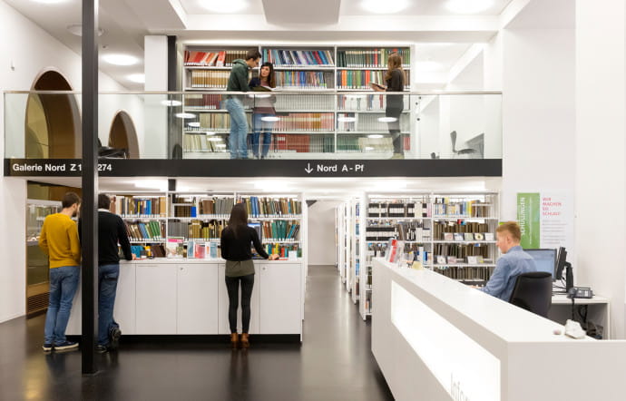 Plus de 20 000 étudiants et environ 530 professeurs arpentent aujourd’hui les couloirs de cette université prestigieuse.