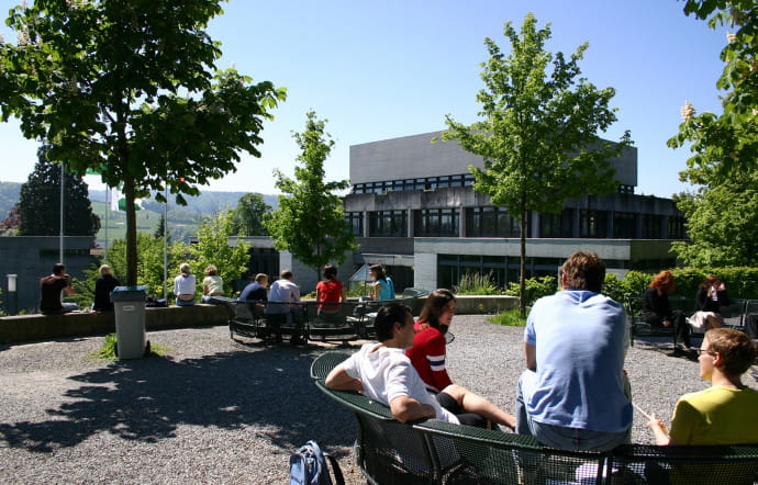 L’établissement propose différents programmes de bachelors, de masters et de doctorats dont certains sont dispensés en anglais depuis 2013, et le reste en allemand.