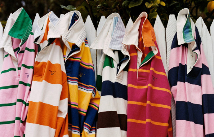 En 1971, Gant crée sa première collection de vêtements de sport, dont les fameux polos de rugby très colorés.