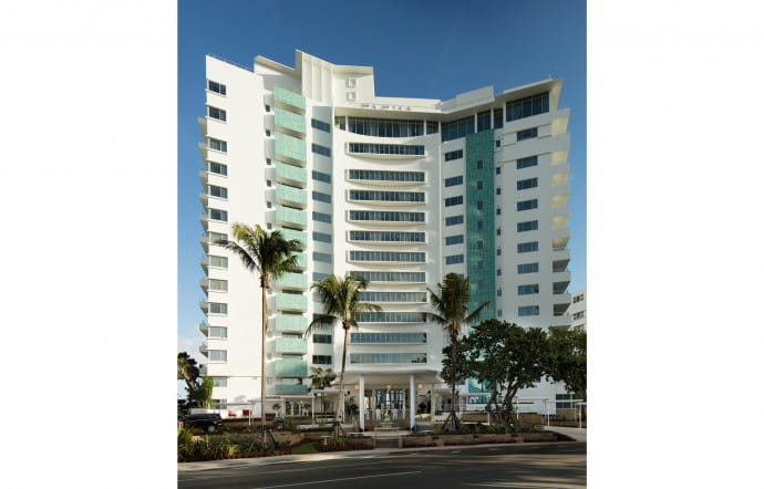 Derrière une façade vraiment sobre, le Faena Hotel Miami Beach déploie luxe et exubérance.
