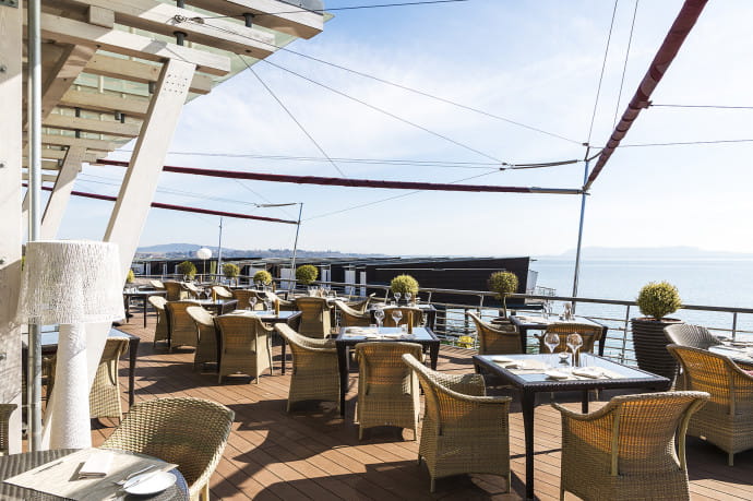 La terrasse privative de l’hôtel Palaffite donne une vue imprenable sur le lac de Neuchâtel et les Alpes.