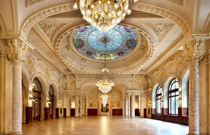 Destinée à l’organisation de mariages et de réceptions, la magnifique salle Sandoz a été construite en 1908. Elle accueille jusqu’à 400 personnes en conférence et 600 personnes pour un cocktail.