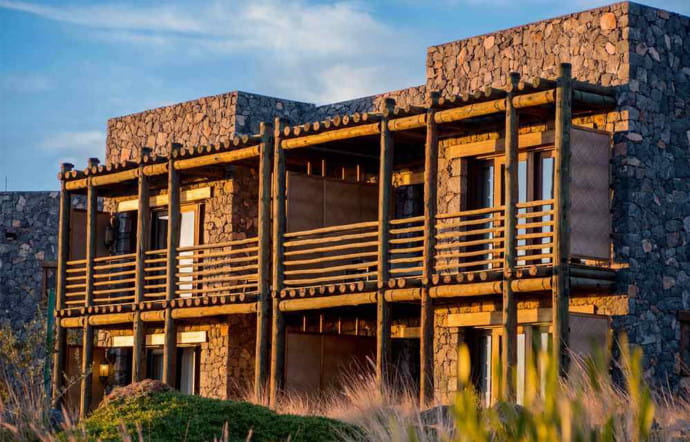 Construit à partir des roches de la montagne, l’Alila Jabal Akhdar se fond dans le paysage minéral d’Oman.