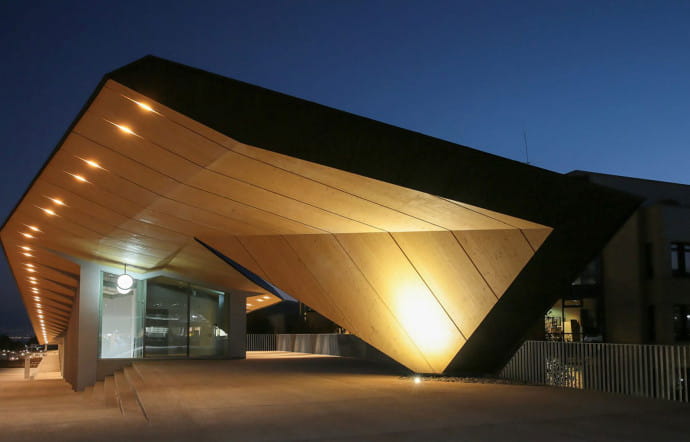 Rattaché au Collège des Humanités de l’EPFL, le bâtiment ArtLab (conçu par l’architecte japonais Kengo Kuma) présente des expositions temporaires et de longues durée.