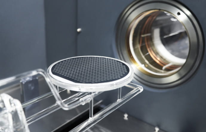 Système Carbon+ 150 développé par CVD Equipment Corporation (Etats-Unis). Ce réacteur chimique a été spécialement créé pour fabriquer les spiraux en carbone de TAG Heuer.