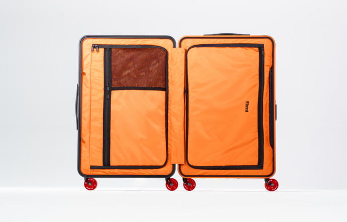 L’intérieur est simple, constitué de deux compartiments et d’une poche spéciale ordinateur, et coloré.