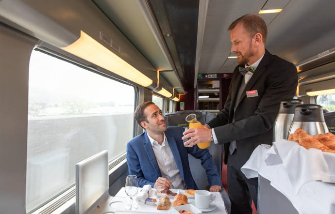 En Business 1ère, un service de restauration à la place est proposé.
