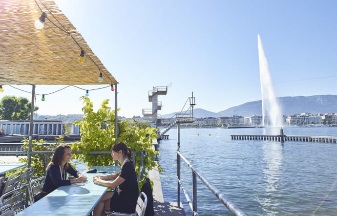 La vie est douce sur les rives du lac Léman, notamment aux Bains des Pâquis, créés en 1872.
