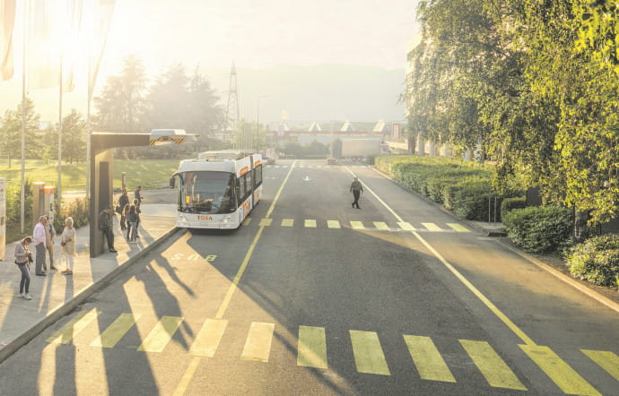 Les bus Tosa, en service depuis 2017, sont 100 % électriques. Leur système de recharge flash leur permet de faire le plein en quelques secondes aux arrêts.