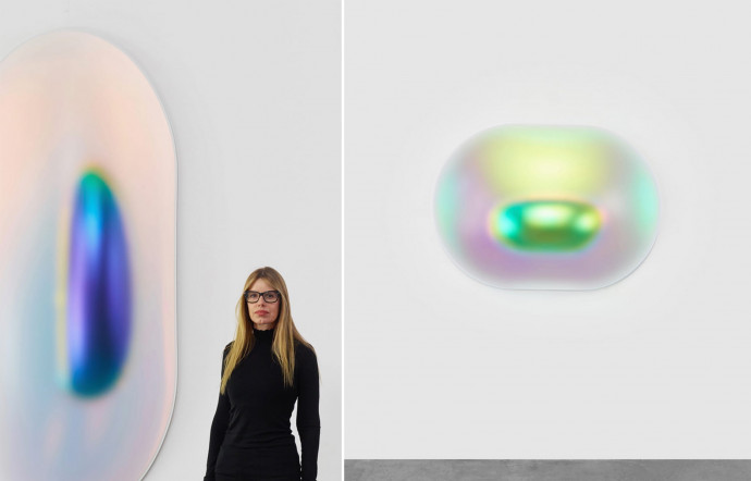 A gauche, Gisela Colon devant son oeuvre Hyper Ellipsoid (Indigo Black), 2017. A droite : Oblate Ellipse (Aqua Gold), 2018.