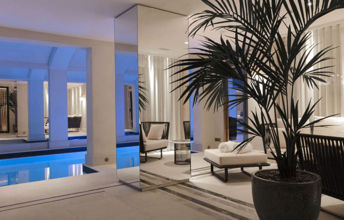 La piscine, créée particulièrement pour l’hôtel, qui abrite aussi le sauna et le hammam.