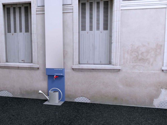 Simple comme bonjour : un réservoir de façade pour recueillir l’eau de pluie.