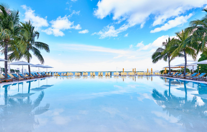 Oasis balnéaire en pleine ville, The Standard possède une piscine ouverte en éventail sur la baie de Biscayne.