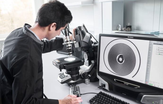 Zoom au microscope sur un spiral en carbone.