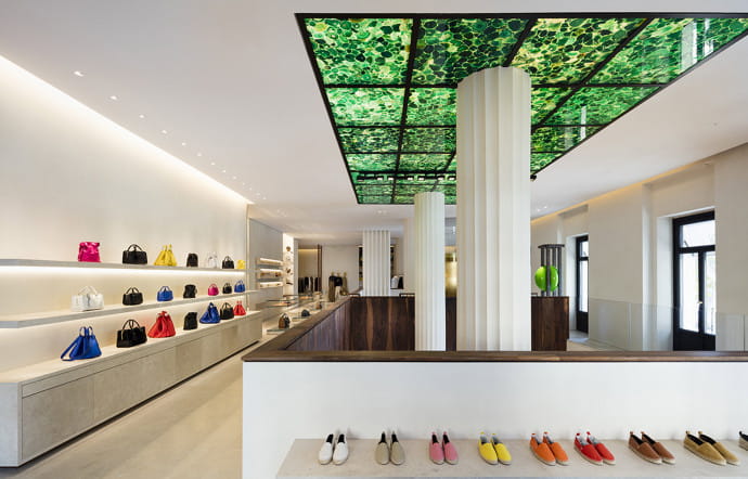 Loewe entend renforcer sa présence dans les grandes capitales de la mode en y ouvrant des Casa Loewe, comme celle de New Bond Street, à Londres.