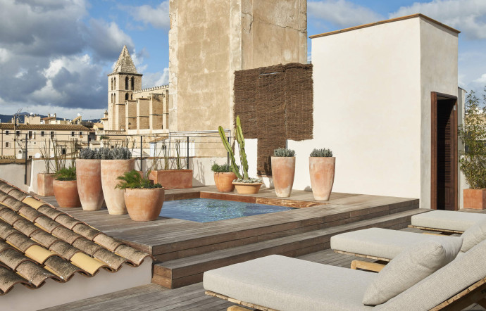 Le rooftop du Can Bordoy dispose d’une micropiscine depuis laquelle on jouit d’une jolie vue sur les toits de la ville de Palma.