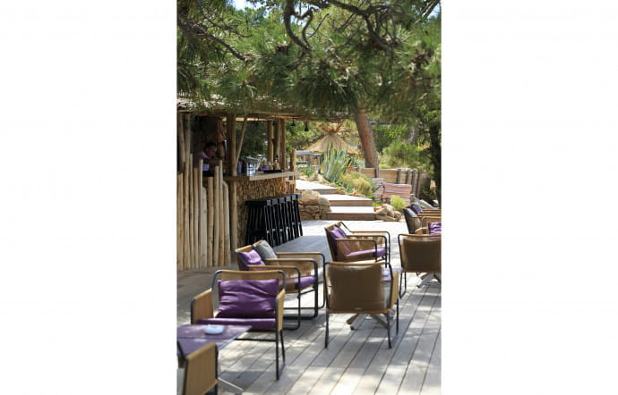 Lecci de Porto‑Vecchio. Tél. +33 (0)4 95 71 61 51. www.hotel-calarossa.com