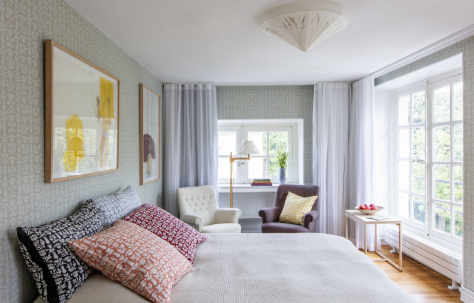 Un appartement typiquement suédois qui porte la patte du légendaire Carl Malmsten par Anna Kraitz.