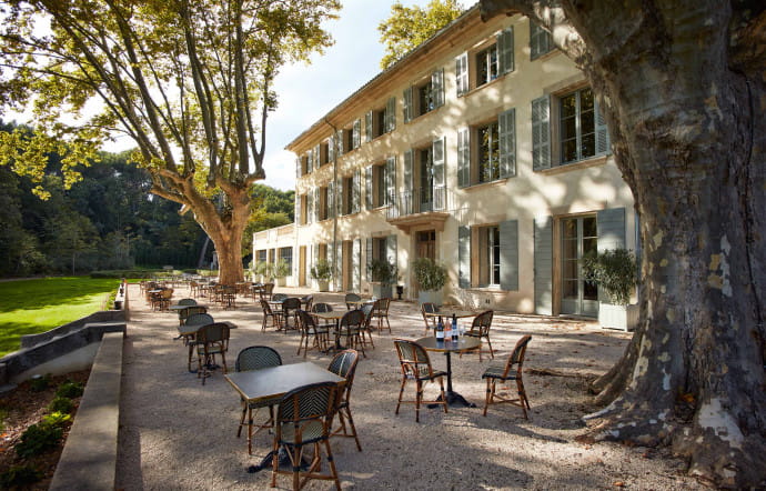 Le Domaine de Fontenille est une ancienne bastide contruite entre le XVIe siècle et la fin du XVIIIe, couplée à un vignoble, dans le Luberon.