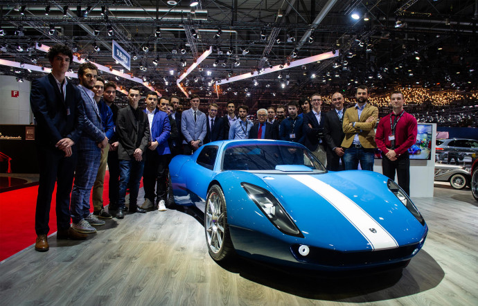 Les étudiants ont également présenté la Renner, sublime roadster bleu néo-rétro, réplique de la Porsche 904, construit en 56 jours,