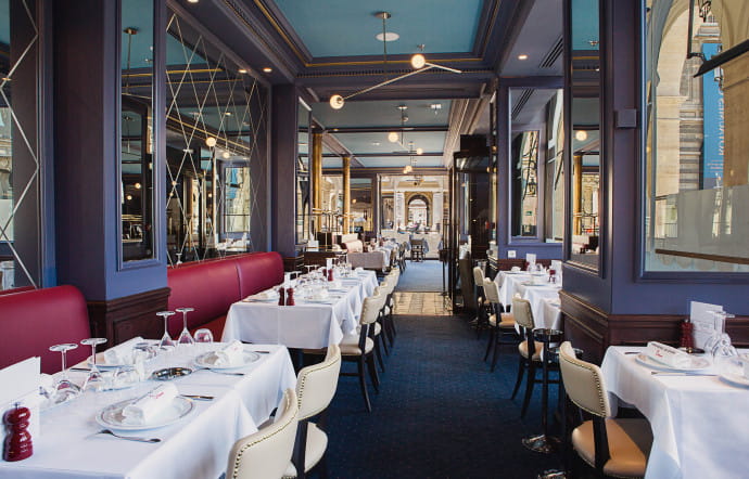 Ambiance feutrée dans la Brasserie du Louvre.