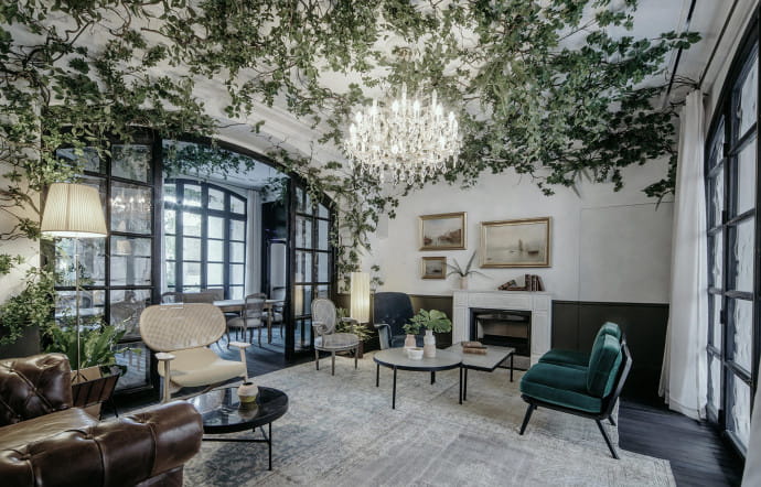 Dans le salon faisant office de lobby, l’accent a été mis sur la décoration florale, qui donne la sensation que le jardin s’invite à l’intérieur en pénétrant par le plafond.