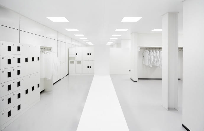 Le vestiaire immaculé dédié aux employés travaillant sur la ligne de montage des mouvements.