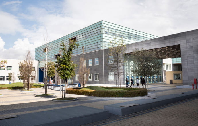 Le nouveau campus, dédié au département d’ingénierie, a été inauguré en avril 2015 à San Giovanni A Teduccio, une banlieue ouvrière.
