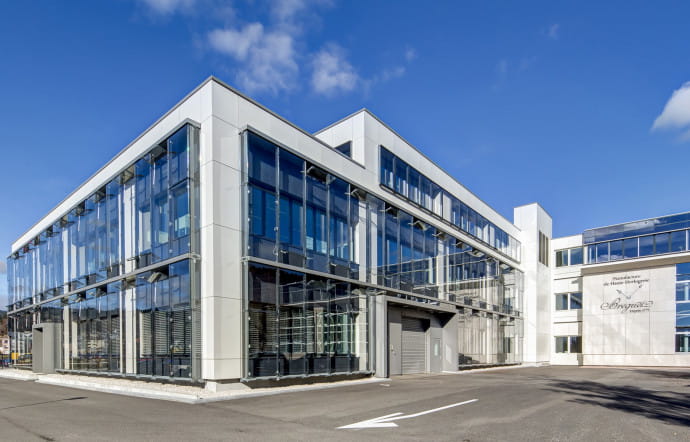 La manufacture Breguet est installée dans la célèbre vallée de Joux. Elle regroupe, entre autres, les ateliers de guillochage et de gravure.