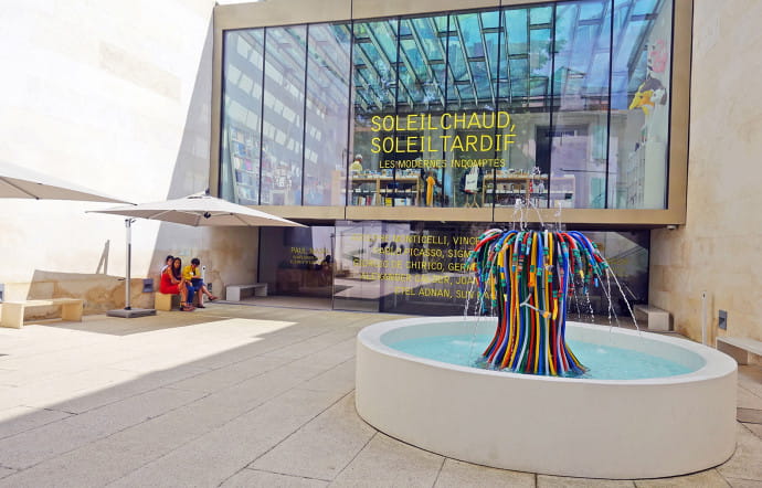 En 2018, la brillante exposition Soleil chaud, soleil tardif illuminait la fondation Van Gogh et se rafraîchissait à la fontaine de Bertrand Lavier.